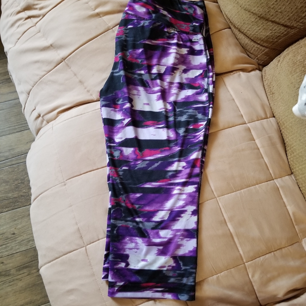 Capri length leggings in GUC.  The brand is Avia and size large.